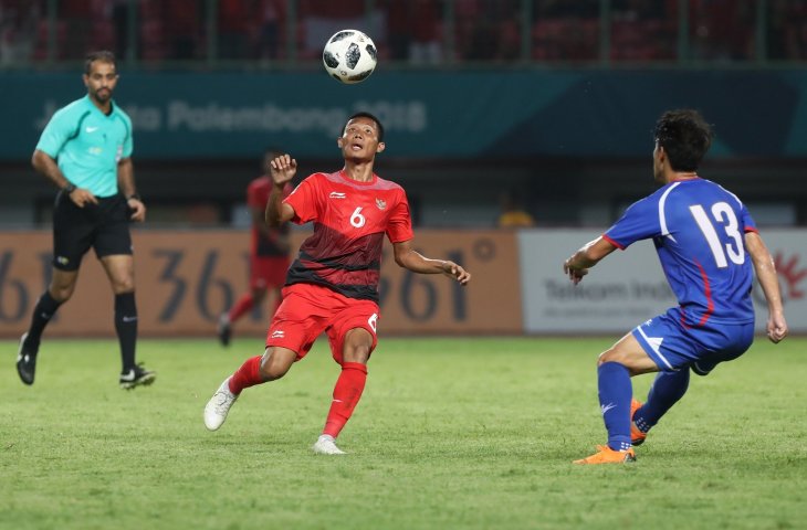 Pemain timnas Indonesia U-23 Evan Dimas (6) saat mengamankan bola dari pemain pemain Taiwan Hungwei Chen (13) pada pertandingan Grup A Asian Games ke-18 di Stadion Patriot, Bekasi Minggu (12/8). (ANTARA/INASGOC/Charlie)