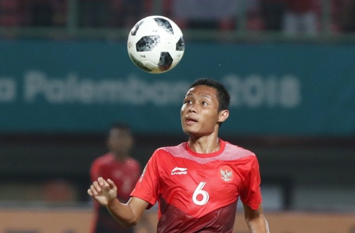 Pemain timnas Indonesia U-23 Evan Dimas (6) saat mengamankan bola pada pertandingan melawan Taiwan Grup A Asian Games ke-18 di Stadion Patriot, Bekasi Minggu (12/8). (ANTARA/INASGOC/Charlie)