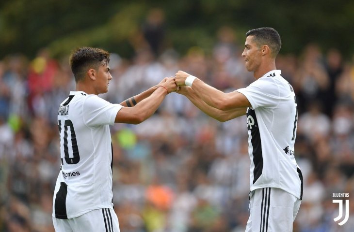 Pemain Juventus Paulo Dybala dan Cristiano Ronaldo merayakan gol ke gawang tim Juventus muda (Juventus FC)