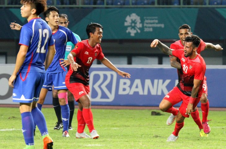 Selebrasi Ketiga oleh Stefano Lilipay (10) pada pertandingan babak kedua antara Taiwan melawan Indonesia pada pertandingan Grup A Asian Games ke-18 di Stadion Patriot, Bekasi Minggu (12/8). (INASGOC/Ary Kristianto)