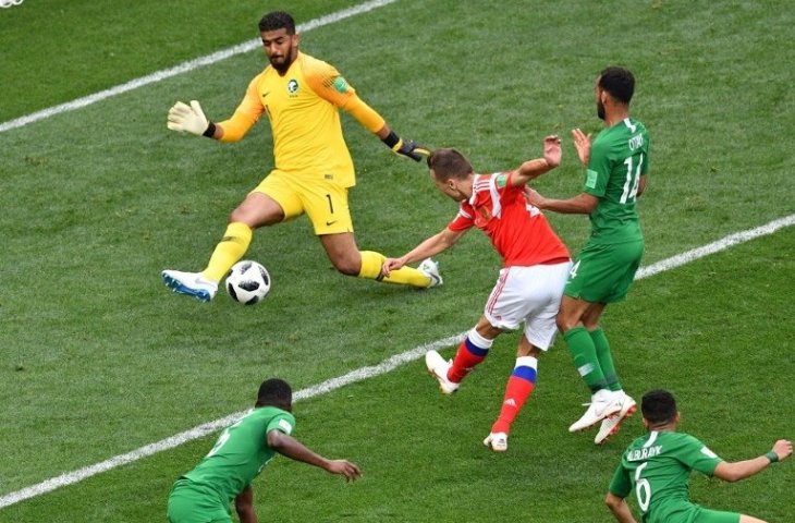 Pemain timnas Rusia Denis Cheryshev mencetak gol ke gawang kiper Arab Saudi Abdullah Al-Mayouf pada laga pembuka Piala Dunia 2018 Russia di Luzhniki Stadium, Moscow (AFP)