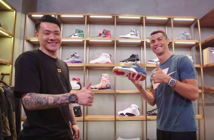 Cristiano Ronaldo saat belanja sneakers (youtube/complex)