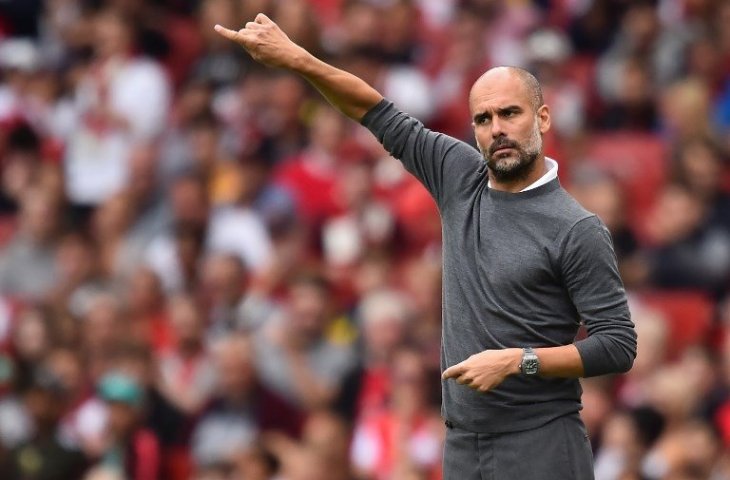 Pep Guardiola memberikan instruksi kepada pemainnya dari luar lapangan (Glyn Kirk/AFP)