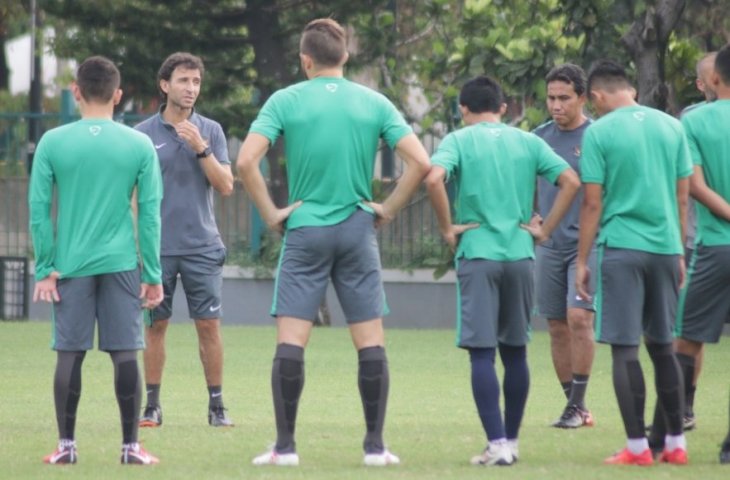 Pelatih Timnas Indonesia, Luis Milla memberi instruksi kepada anak asuhnya saat pemusatan latihan (PSSI)