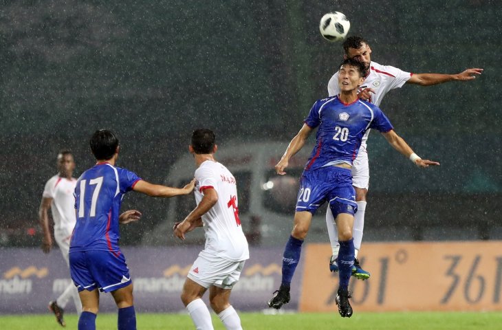 Pemain timnas Taiwan Shaochieh (20) saat duel udara dengan pemain Palestina Abdallatif Albahdari pada babak penyisihan Grup A cabang Sepak Bola Asian Games 2018 di Stadion Patriot Bekasi Jawa Barat, jumat (10/8/2018). (ANTARA/INASGOC/Charlie)