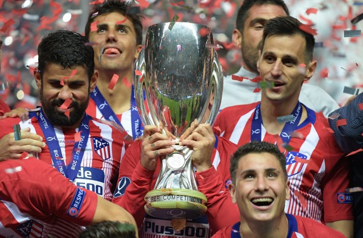 Pemain Atletico Madrid merayakan gelar juara Piala Super Eropa 2018 usai mengalahkan Real Madrid di Lillekula Stadium, Tallinn, Estonia. (PAJULA / AFP)