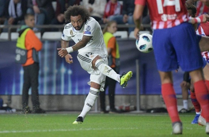 Marcelo melepaskan tendangan saat menghadapi Atletico Madrid (Raigo Pajula/AFP)