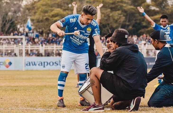 Pemain Persib Kim Jeffrey Kurniawan memimpin viking clap (instagram/kimkurniawan)