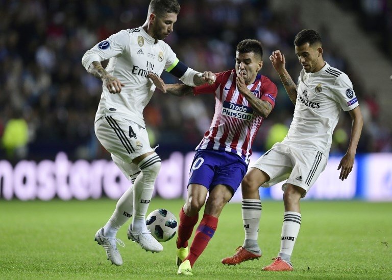 Sergio Ramos menghentikan pemain depan Atletico Madrid, Angel Correa (Javier Soriano/AFP)