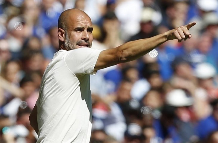 Pep Guardiola memberikan instruksi dari luar lapangan (Ian Kington/AFP)