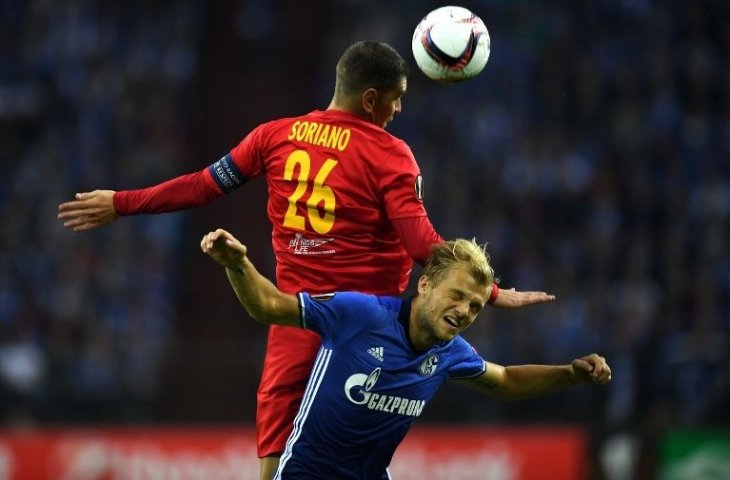 Johannes Geis saat berduel dengan Soriano. (Patrik Stollarz/AFP).