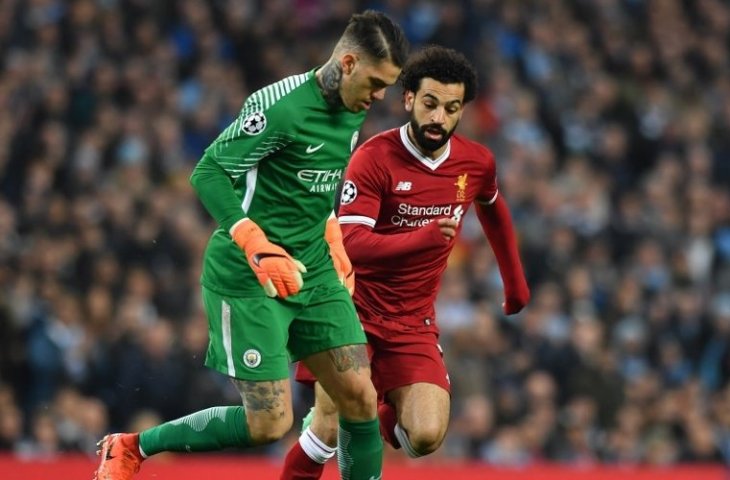 Ederson Moraes (kiri) dan Mohamed Salah (kanan). (Anthony Devlin/AFP).