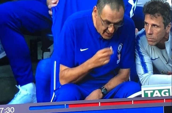 Maurizio Sarri terlihat memegang sebatang rokok ketika melawan Arsenal (Twitter)