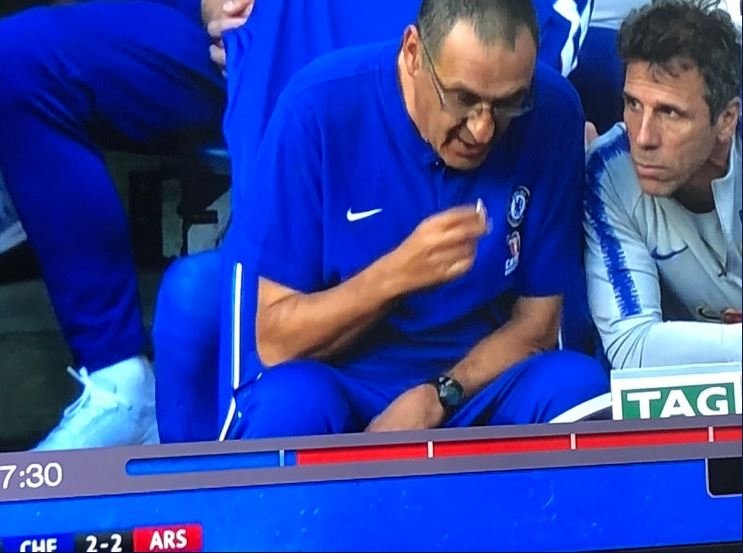 Maurizio Sarri terlihat memegang sebatang rokok ketika melawan Arsenal (Twitter)