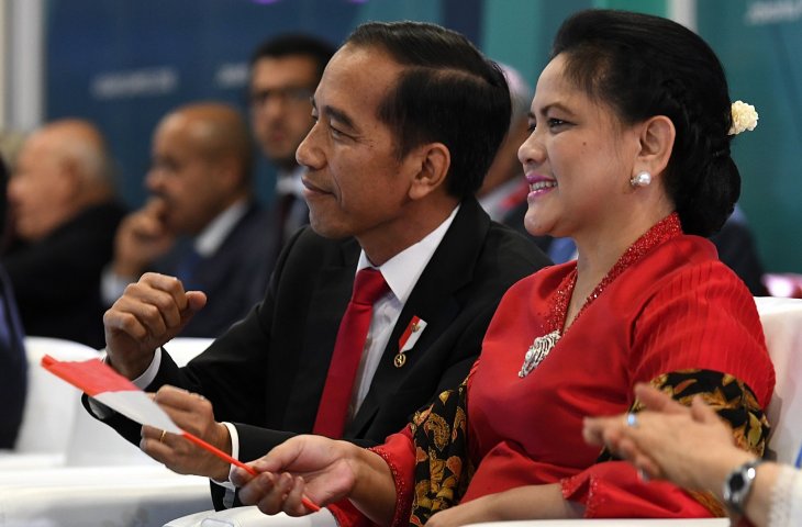 Presiden Joko Widodo (kiri) didampingi Ibu Negara Iriana Joko Widodo (kanan) berjoged saat penyanyi Via Vallen membawakan lagu Meraih Bintang pada Upacara Pembukaan Asian Games ke-18 Tahun 2018 di Stadion Utama GBK, Senayan, Jakarta, Sabtu (18/8). (ANTARA/INASGOC/Puspa Perwitasari)