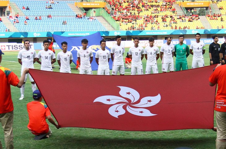 Timnas Hong Kong menyanyikan lagu kebangsaan jelang pertandingan melawan tim Palestina padak ajang Asian Games 2018 penyisihan Grup A di stadion Patriot Bekasi, Jumat (17/08). (ANTARA/INASGOC/Ary Kristianto)