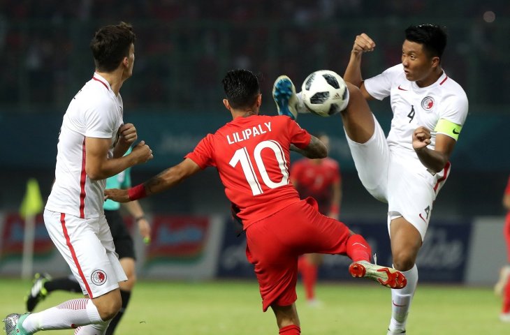 Pemain timnas Indonesia Stefano Lilipaly (tengah) gagal merebut bola dari pesepakbola Hong Kong Lau Hok Ming (kanan) pada penyisihan Grup A cabang Sepak Bola Asian Games 2018 yang berlangsung di Stadion Patriot Bekasi Jawa Barat,Senin (20/8/2018). (ANTARA/INASGOC)