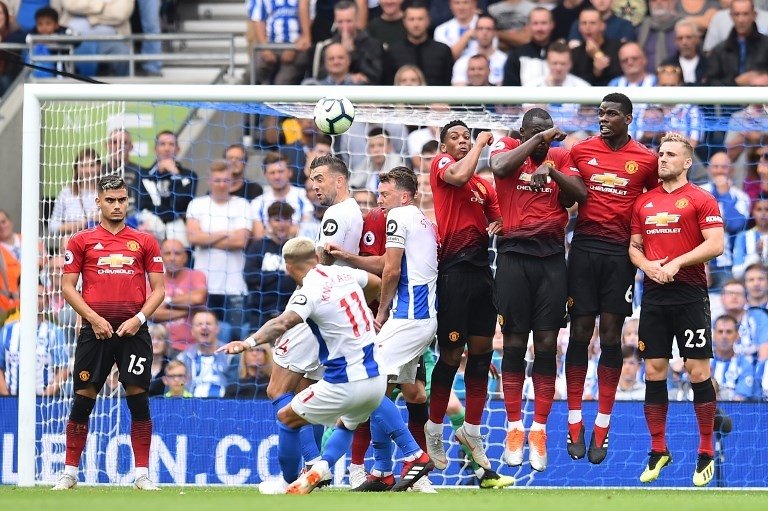 Tendangan bebas Anthony Knockaert ke gawang Manchester United (Glyn Kirk/AFP)