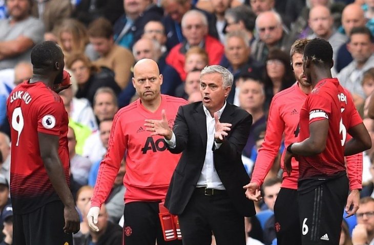 Jose Mourinho memberikan instruksi kepada Romelu Lukaku dan Paul Pogba saat berhadapan dengan Brighton (Glyn Kirk/AFP)