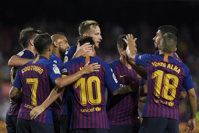 Pemain Barcelona merayakan gol Lionel Messi ke gawang Deportivo Alaves (Lluis Gene/AFP)