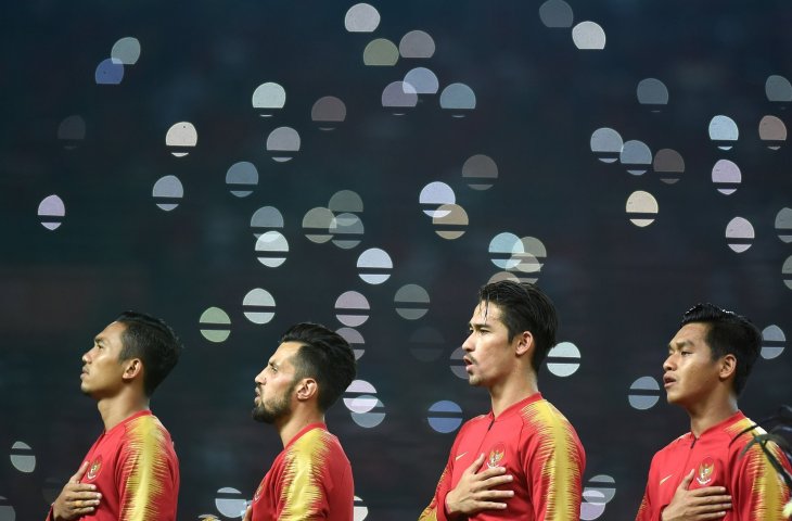 Pemain Timnas Indonesia U-23 Bagas Adi Nugroho, Stefano Lilipaly, Gavin Kwan Adsit, dan Septian David Maulana menyanyikan lagu kebangsaan Indonesia Raya saat melawan Palestina di Asian Games 2018 di Stadion Patriot Candrabhaga, Bekasi (AFP)