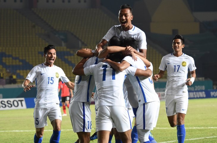 Pemain timnas Malaysia melakukan seleberasi usai mencetak gol ke gawang Korea Selatan saat menjalani babak penyisihan cabang olahraga sepak bola Asian Games group C antara Korea Selatan melawan Malaysia di Stadion Jalak Harupat, Kabupaten Bandung, Jawa Barat, Kamis (16/8). (INASGOC/Bukbis Candra Ismet)