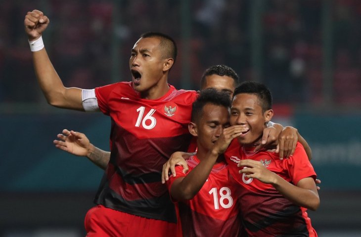 Pemain timnas Indonesia U-23 (kiri ke kanan) Hansamu Yama Pranata, Irfan Jaya dan Evan Dimas Darmono saat merayakan gol pada penyisihan Grup A cabang Sepak Bola Asian Games 2018 yang berlangsung di Stadion Patriot Bekasi Jawa Barat,Senin (20/8/2018). (ANTARA FOTO/INASGOC)