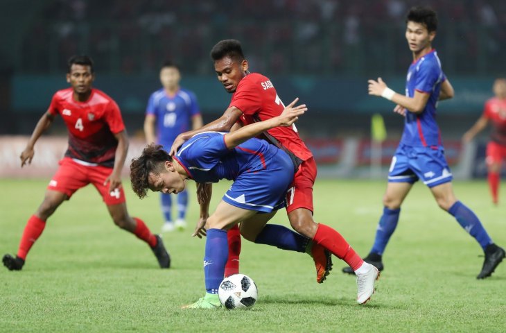 Pemain timnas Indonesia Saddil Ramdani (17) mengganjal pemain China Taipei Shengwei Chen (12) pada pertandingan Grup A Asian Games ke-18 di Stadion Patriot, Bekasi Minggu (12/8). (ANTARA/INASGOC/Charlie)