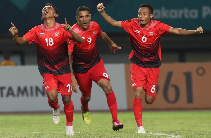 Pemain timnas Indonesia U-23 (kiri ke kanan) Irfan Jaya, Alberto Goncalves dan Evan Dimas saat merayakan gol pada penyisihan Grup A cabang Sepak Bola Asian Games 2018 yang berlangsung di Stadion Patriot Bekasi Jawa Barat,Senin (20/8/2018). (ANTARA FOTO/INASGOC)