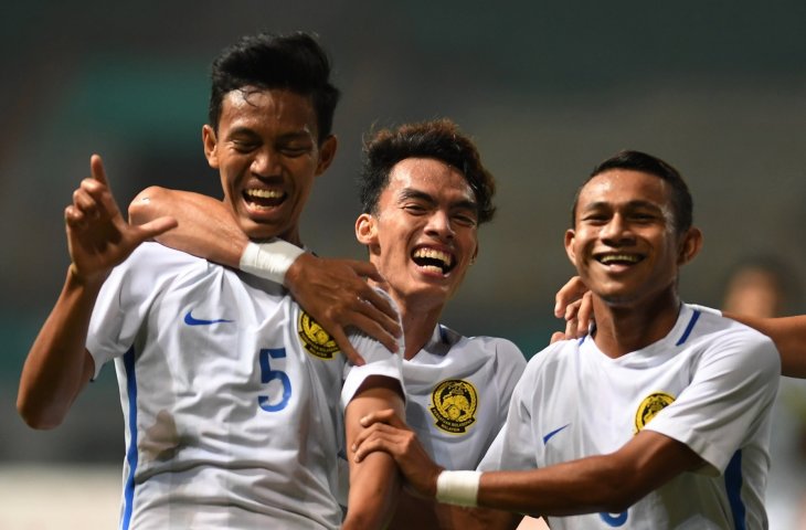 Pemain timnas Malaysia, Muhammad Syahmi Safari (kiri) melakukan selebrasi bersama rekan-rekannya usai mencetak gol di gawang Bahrain dalam pertandingan babak penyisihan Asian Games 2018 di Stadion Wibawa Mukti, Bekasi, Senin (20/8). (ANTARA FOTO INASGOC/Ari Bowo Sucipto)