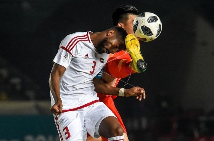 Pesepak bola Uni Emirat Arab Ahmed Almehrzi (kiri) mendapatkan tendangan di kepala oleh pesepak bola Cina Feng Boyuan (kanan) saat menjalani babak penyisihan cabang olahraga sepak bola Asian Games group C antara UEA melawan Cina di Stadion Jalak Harupat, Kabupaten Bandung, Jawa Barat, Minggu (19/8/2018). (ANTARA FOTO/INASGOC/Raisan Al Farisi).