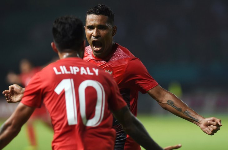 Pemain Timnas Indonesia U-23 Stefano Lilipaly dan Alberto Goncalves merayakan gol ke gawang Taiwan saat babak penyisihan grup A Asian Games 2018 di Stadion Patriot Candrabhaga, Bekasi (12/8/2018) (AFP)