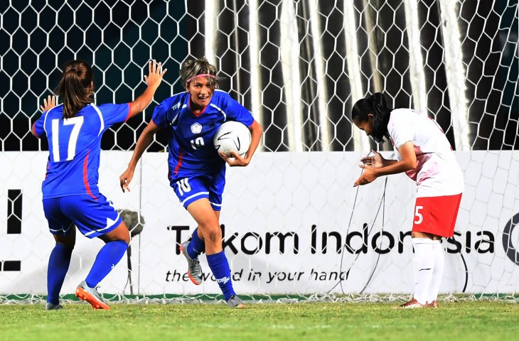 Pemain timnas wanita Taiwan melakukan selebrasi ketika berhasil mencetak gol ke gawang Indonesia dalam laga penyisihan grup A sepak bola wanita Asian Games 2018 di Stadion Gelora Sriwijaya Jakabaring, Palembang, Sumatera Selatan, Minggu (19/8). (ANTARA FOTO/INASGOC/Zabur Karuru)