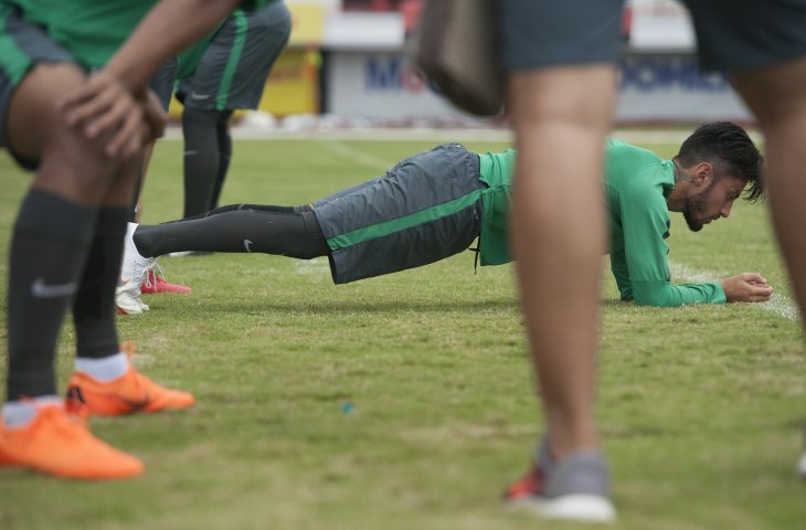 Pemain Timnas Indonesia U-23, Stefano Lilipaly melakukan peregangan otot dalam lanjutan pemusatan latihan (TC) persiapan Asian Games 2018 di Stadion Dipta, Gianyar, Bali, Jumat (3/8). Timnas U-23 melakukan latihan intensif dengan fokus membenahi kekurangan setelah sempat laga uji coba melawan kesebelasan Bali United. (ANTARA FOTO/Nyoman Budhiana)