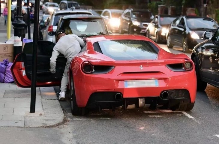 Ferarri 488 dan Lacazette (The Sun)