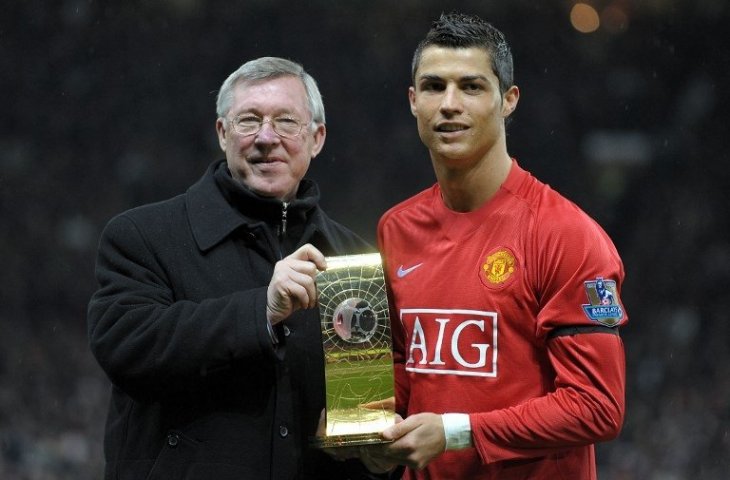 Cristiano Ronaldo dan Sir Alex Ferguson berpose saat meraih penghargaan Pemain Terbaik FIFA (Andrew Yates/AFP)