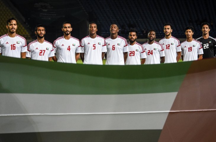 Timnas Uni Emirat Arab menyanyikan lagu kebangsaannya saat menjalani babak penyisihan cabang olahraga sepak bola Asian Games group C antara UEA melawan Cina di Stadion Jalak Harupat, Kabupaten Bandung, Jawa Barat, Minggu (19/8). (ANTARA FOTO/INASGOC/Raisan Al Farisi)