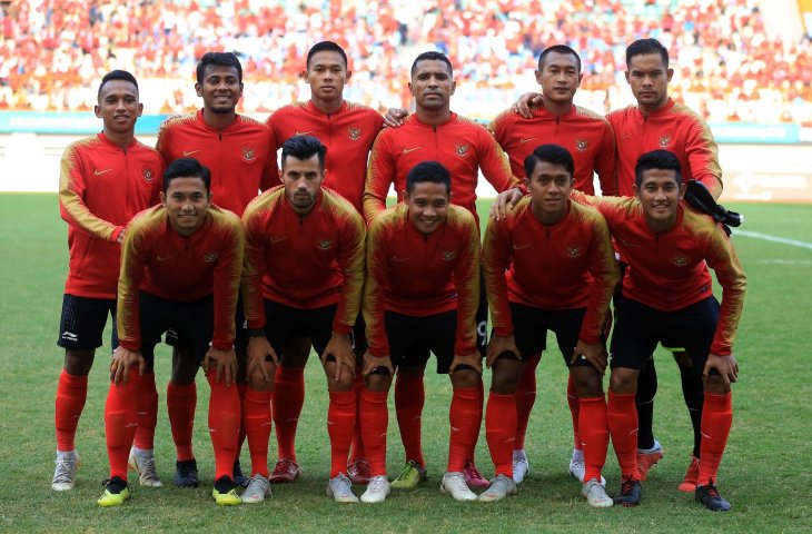 Timnas Indonesia berfoto bersama sebelum bertanding melawan tim sepak bola Uni Emirat Arab pada babak 16 besar pada Asian Games 2018 di Stadion Wibawa Mukti, Cikarang, Jawa Barat, Jumat (24/8). (ANTARA FOTO/INASGOC/Djuli Pamungkas)