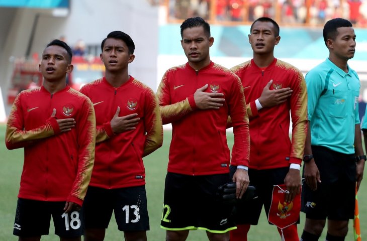 Timnas Indonesia menyanyikan lagu kebangsaan sebelum bertanding dengan tim sepak bola Uni Emirat Arab pada Babak 16 Besar pada Asian Games 2018 di Stadion Wibawa Mukti, Cikarang, Jawa Barat, Jumat (24/08). (ANTARA FOTO/INASGOC/Ary Kristianto)