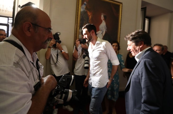 Kiper Timnas Prancis Hugo Lloris dam Gubernur Nice Christian Estrosi (R) meninggalkan ruang press conference saat acara penyambutan trofi Piala Dunia di Nice (AFP)