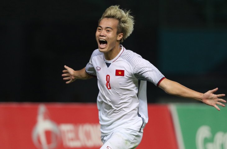 Pemain timnas Vietnam Nguyen van Toan (kanan) saat merayakan golnya kegawang Suriah pada babak Putra Perempatfinal di Stadion Patriot, Bekasi, Jawa Barat, Senin (27/08). (ANTARA FOTO/INASGOC/Charlie)