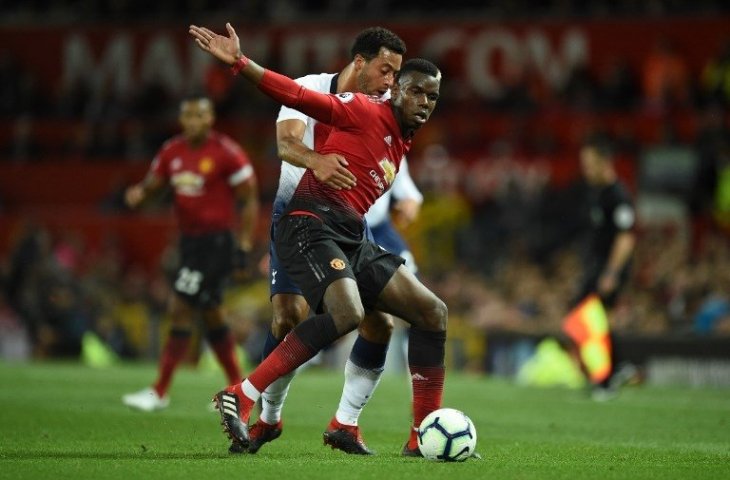 Paul Pogba dijaga ketat oleh Mousa Dembele (Oli Scarff/AFP)