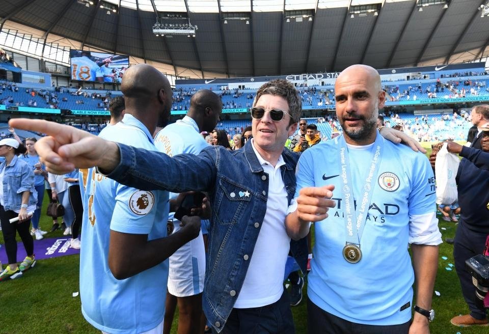 Noel Gallagher ikut merayakan keberhasilan Manchester City meraih trofi Liga Primer 2017/18 (Dok. Talksport)