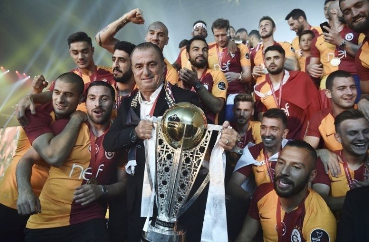 Pelatih dan pemain Galatasaray berpose memegang trofi Liga Champion Turki 2017/18 (Ozan Kose/AFP)