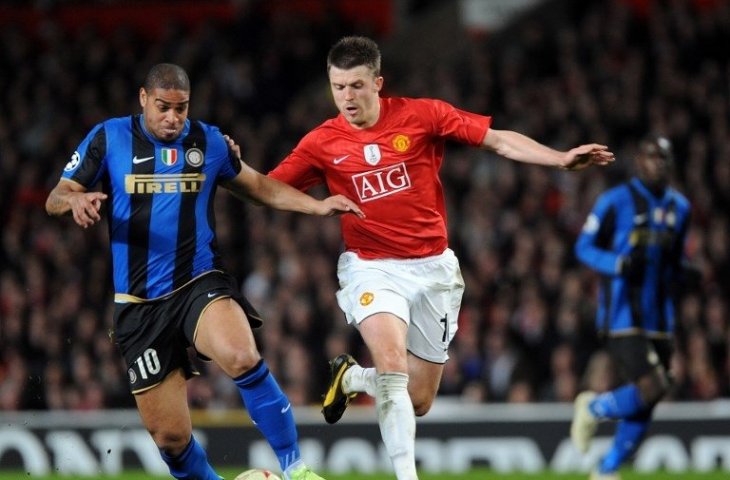 Adriano dijaga oleh gelandang Manchester United, Michael Carrick saat Liga Champions 2009 (Giuseppe Cacace/AFP)