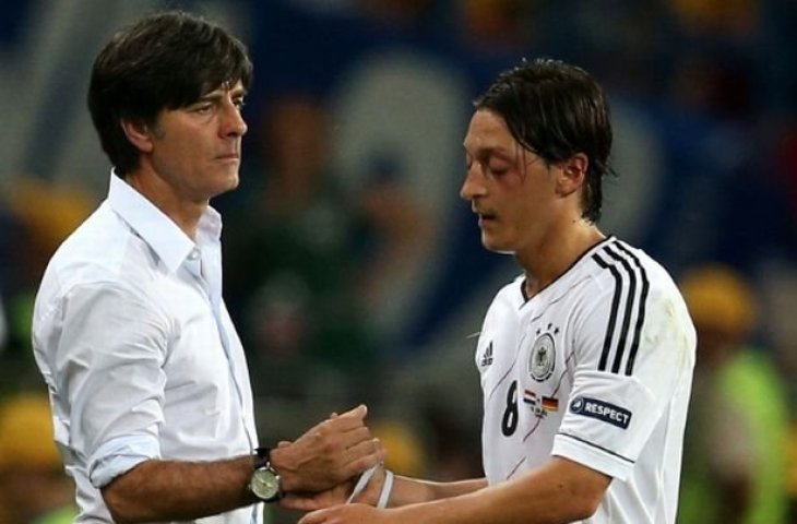 Joachim Loew dan Mesut Ozil (Dok. Mirror.co.uk/Galih)