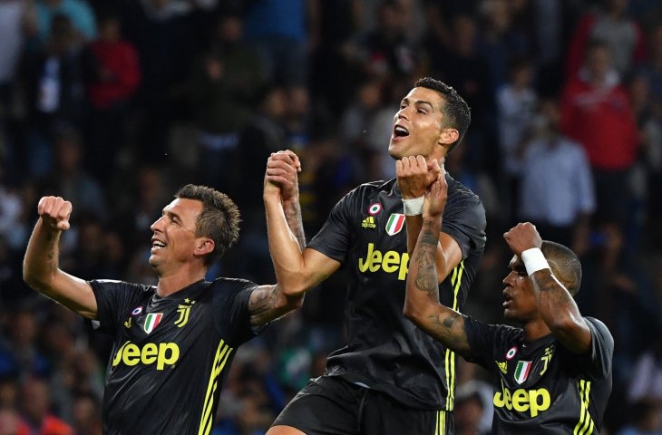 Pemain Juventus, Mario Mandzukic, Cristiano Ronaldo, dan Douglas Costa merayakan kemenangan atas Parma (AFP)