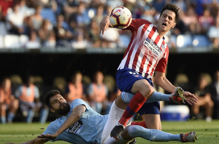 Pemain Celta Vigo Nestor Araujo mengadang penyerang Atletico Madrid Nikola Kalinic di Balaidos Stadium (AFP)