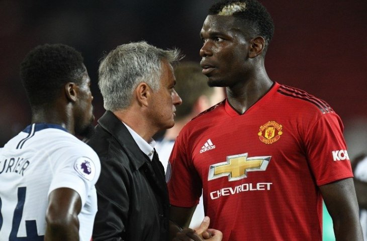 Pelatih Manchester United, Jose Mourinho dan Paul Pogba bersalaman usai laga melawan Tottenham Hotspur (Oli Scarff/AFp)