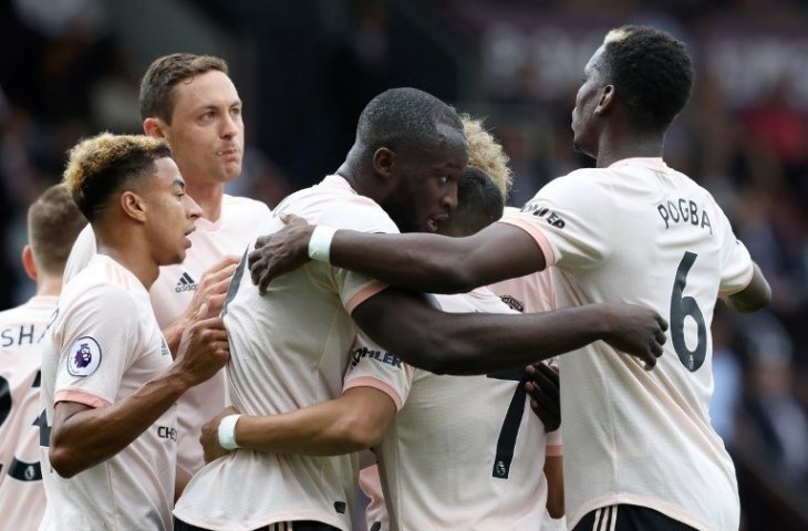 Romelu Lukaku merayakan golnya ke gawang Burnley bersama rekan-rekannya (Lindsey Parnaby/AFP)